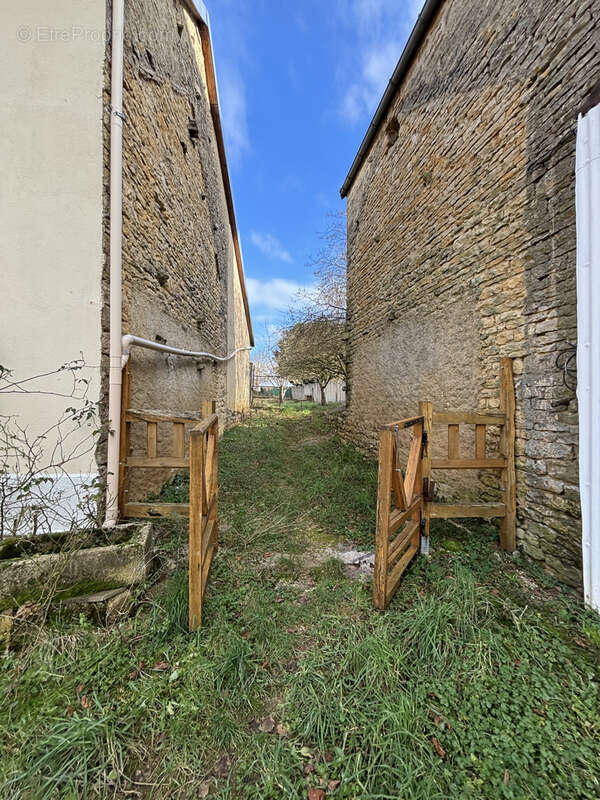 Maison à MONTLIOT-ET-COURCELLES