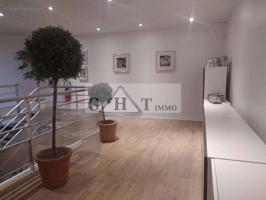 Commerce à SAINT-THIBAULT-DES-VIGNES