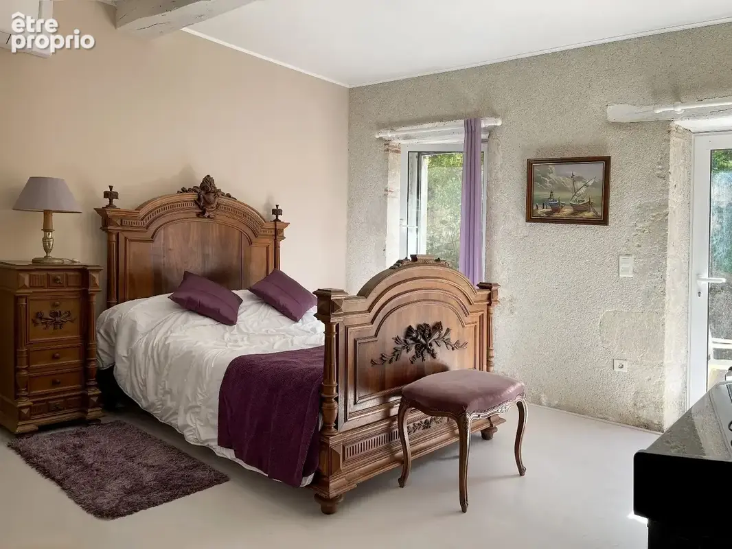 Une maison en pierres autour de sa piscine - photo 10