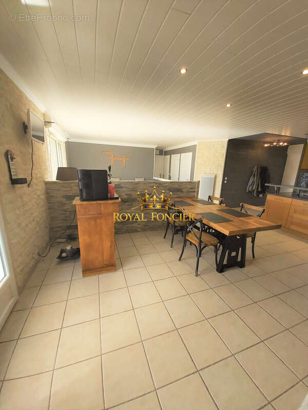 Maison 113 m² à Descartes  - photo 6
