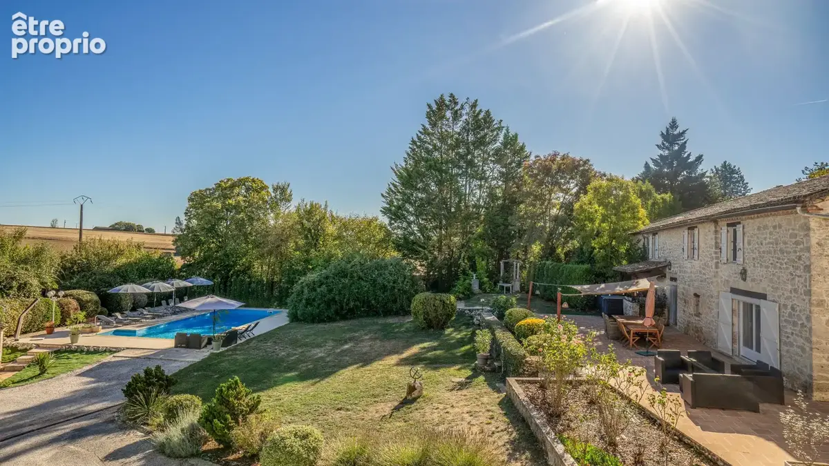 Belle propriété quercynoise avec 2 grandes maisons, piscine et 1 ha terrain - photo 5