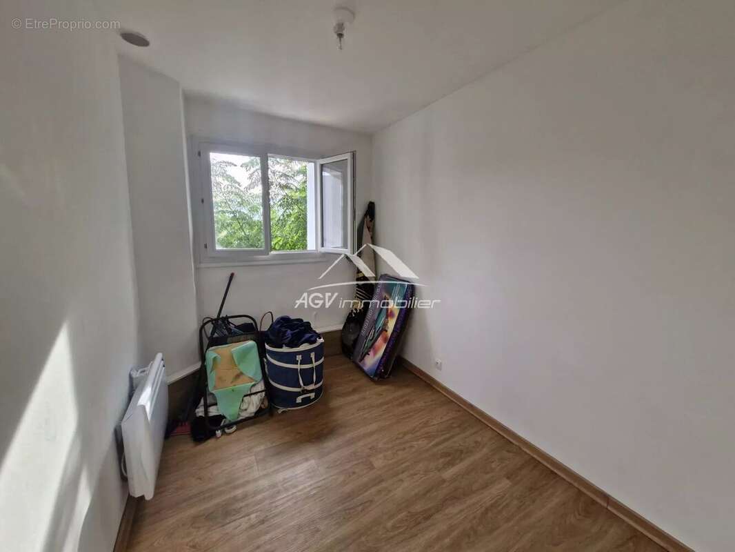 A Saint-Hilaire-De-Brethmas maison avec deux appartements, garage et jardin - photo 12