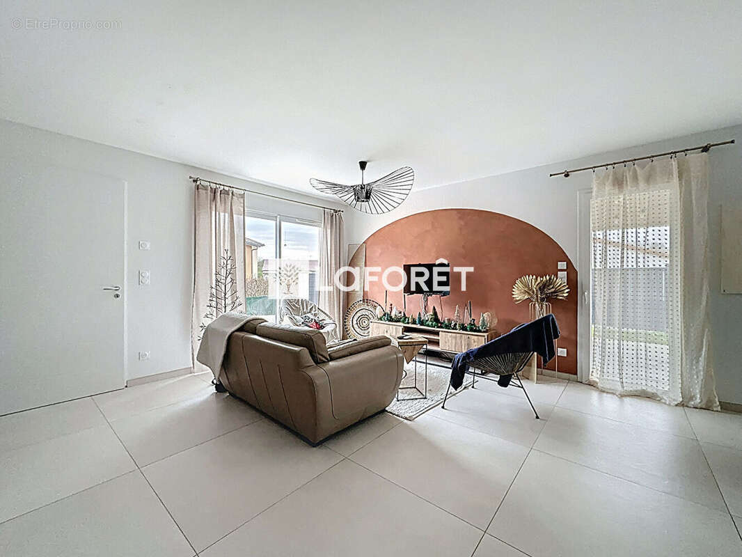 Maison à CHANOZ-CHATENAY