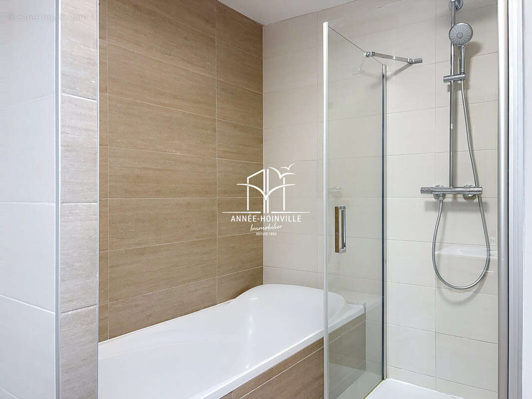 SALLE DE DOUCHE ET BAIN  - Appartement à DEAUVILLE