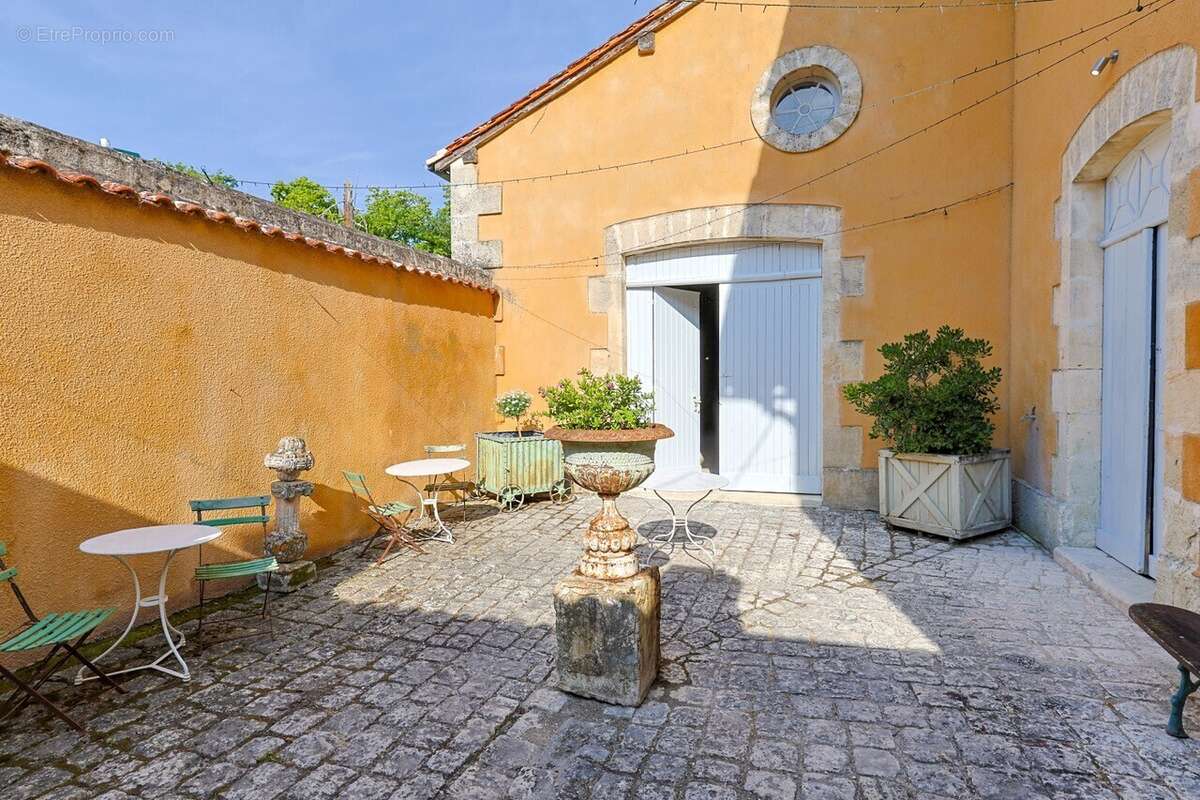 Maison à BRIVES-SUR-CHARENTE