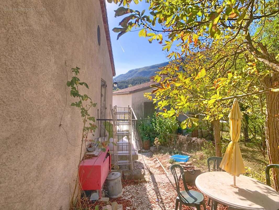 Maison 118m2 (F3 + Studio), jardin 400m2, cave. - photo 13