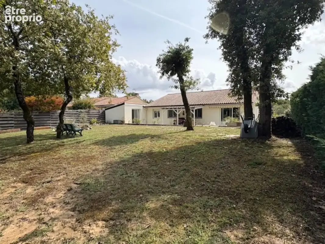 A vendre - Maison de plain pied de 146 m² - garage aménagé - photo 5