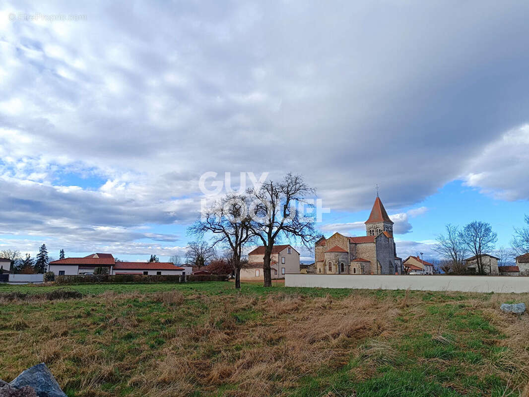 Terrain à SAINTE-FOY-SAINT-SULPICE
