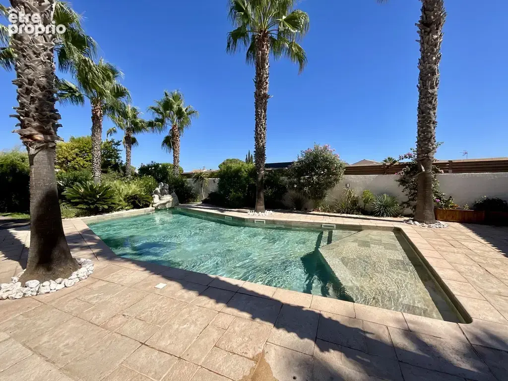Villa de charme avec piscine, jardin paysager, double garage et prestations premium - photo 2