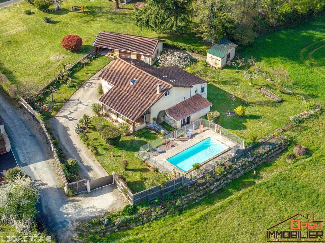 Maison 160 m² à Pontours  - photo 292