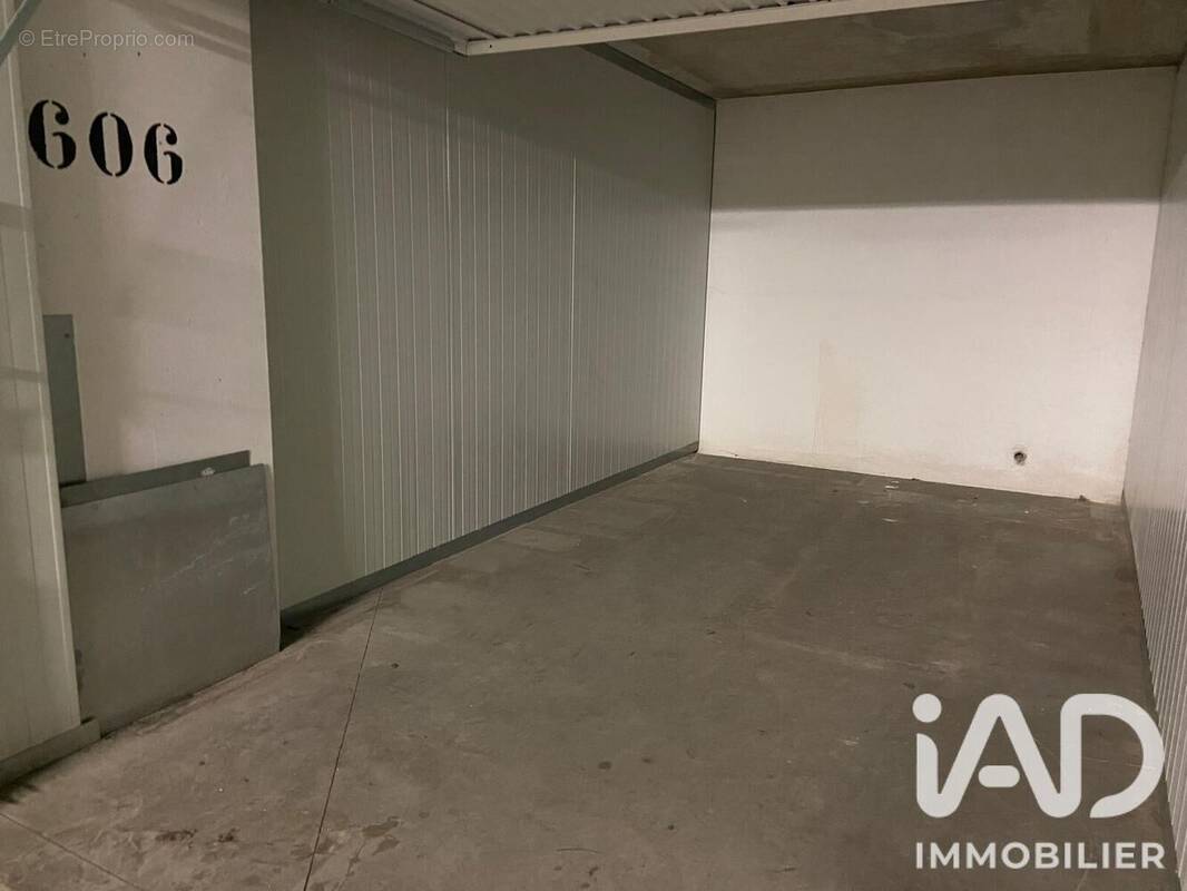 Photo 1 - Parking à SARTROUVILLE
