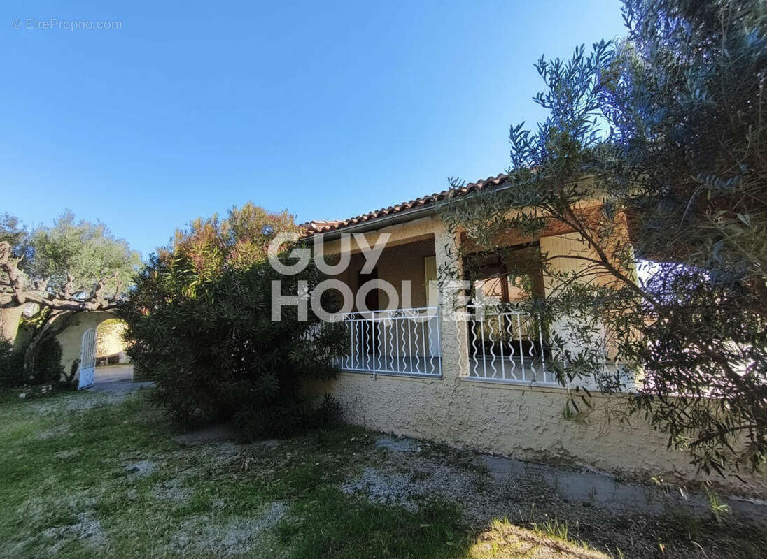 Maison à ENTRAIGUES-SUR-LA-SORGUE