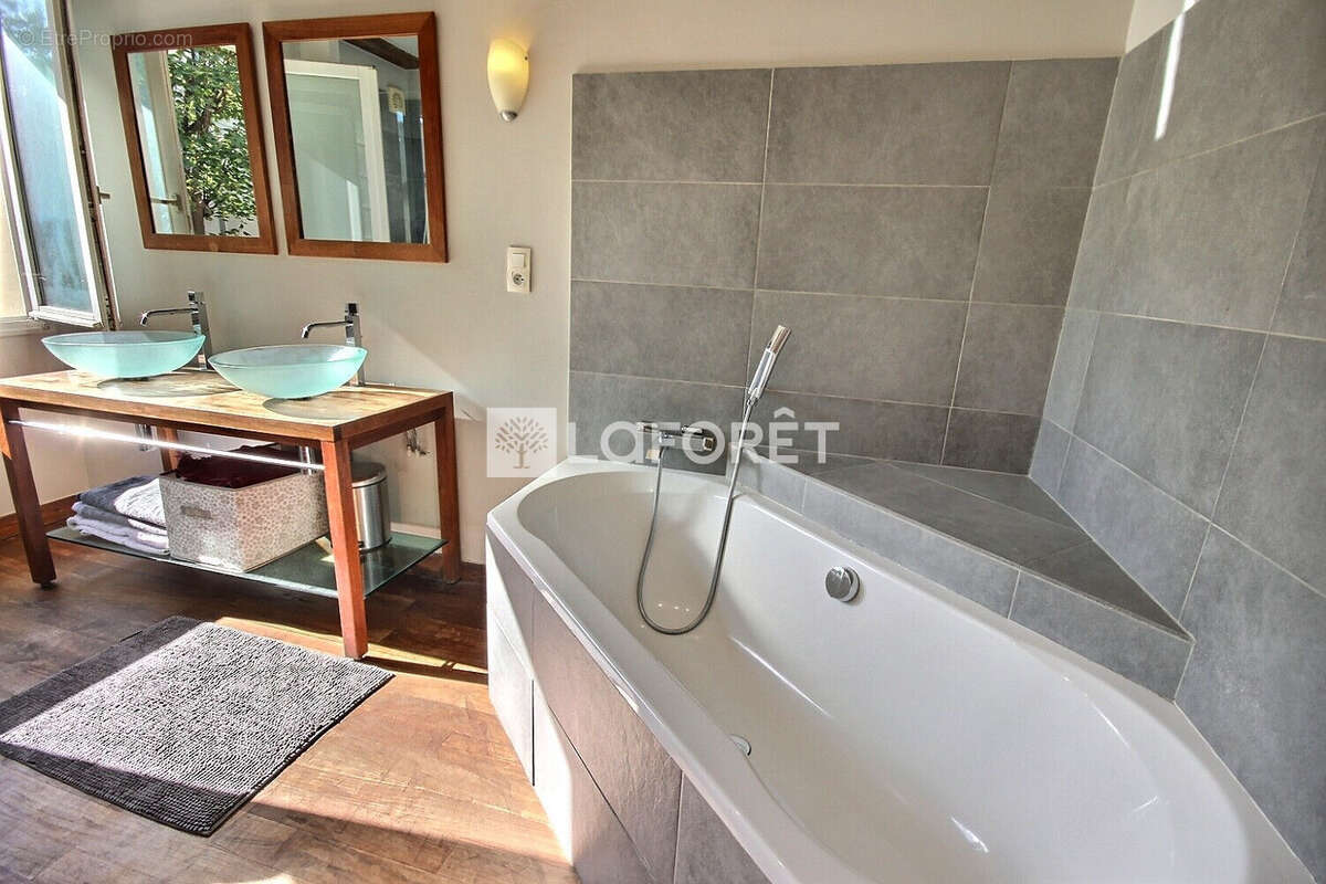 Maison à COURBEVOIE