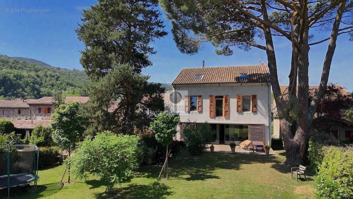 Maison à SAINT-LAURENT-DU-PAPE