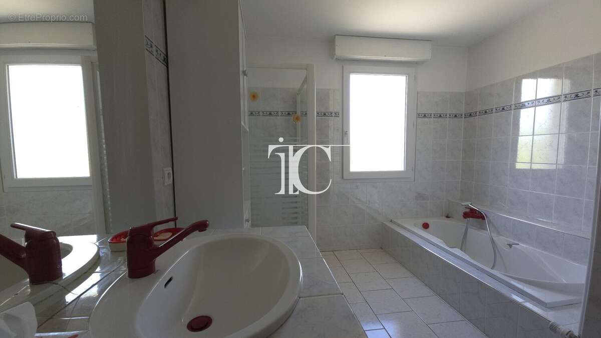 Maison à BERRIAS-ET-CASTELJAU