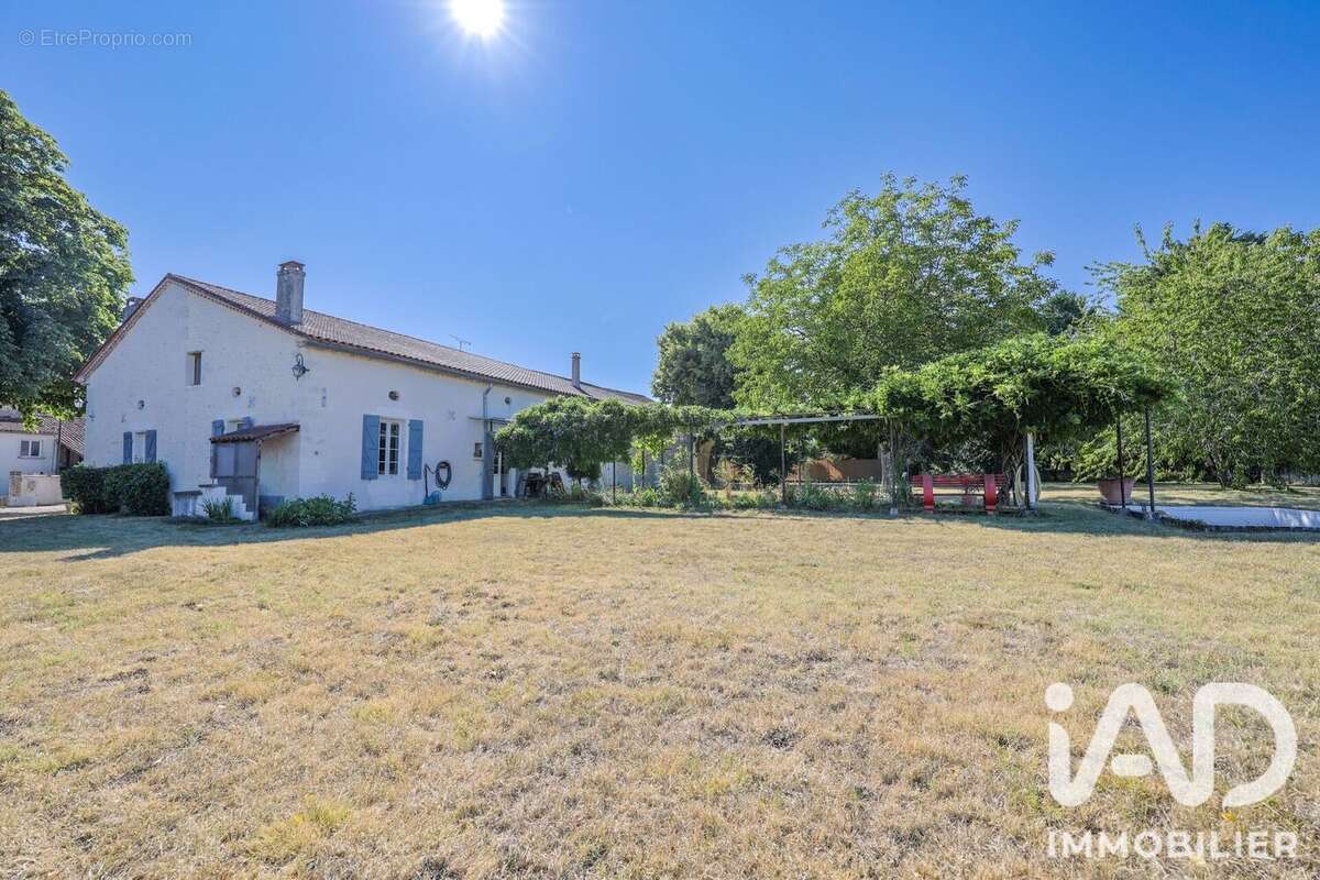 Maison 148 m² à Petit-Bersac  - photo 7