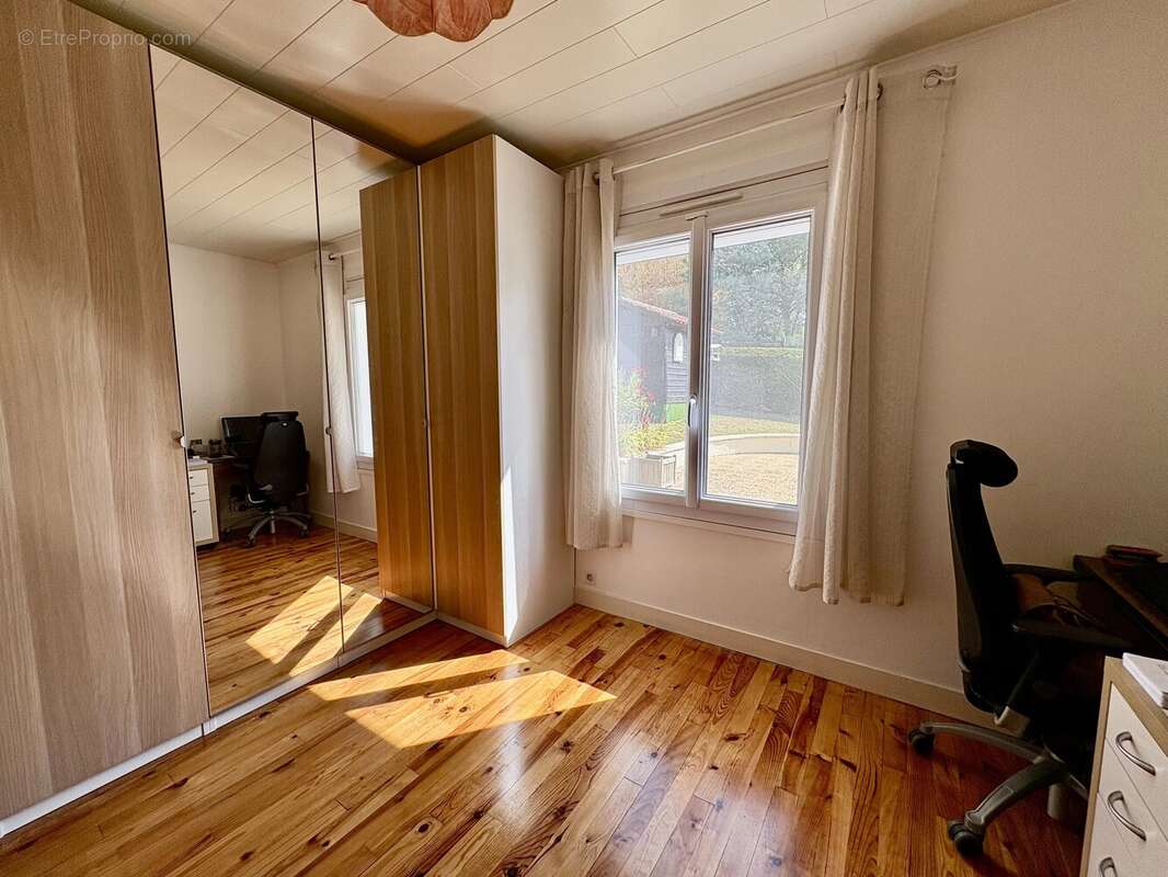 Maison de plain-pied avec véranda accueillante et piscine - photo 11
