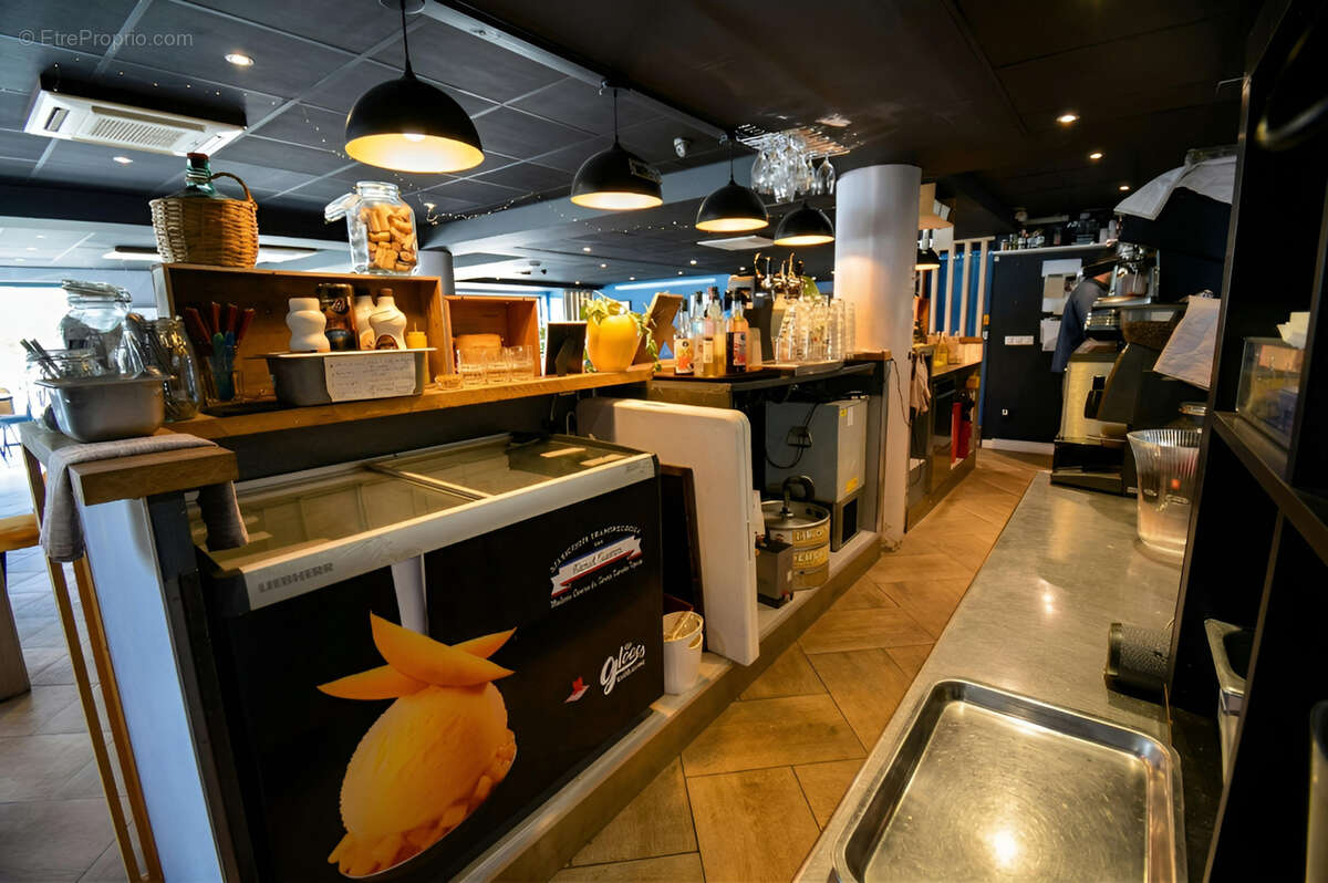 Commerce à MANDELIEU-LA-NAPOULE