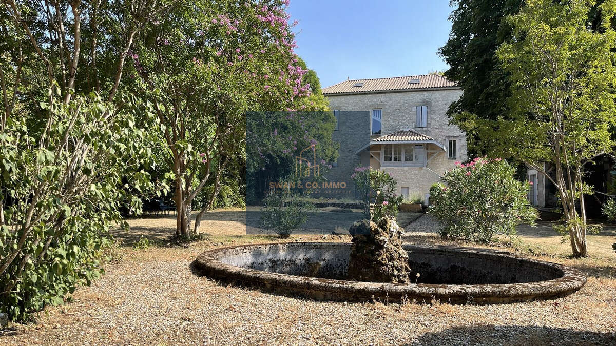 L'élégance d'une demeure de caractère, le privilège d'un domaine au cœur du village - photo 3