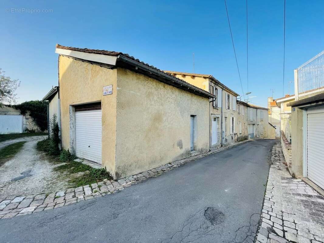 Maison à BARBEZIEUX-SAINT-HILAIRE