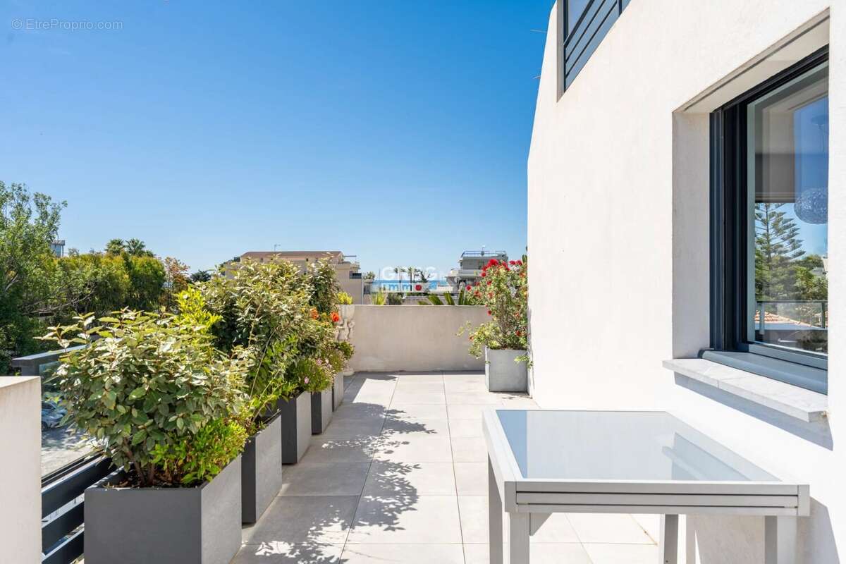 Appartement à SAINT-LAURENT-DU-VAR