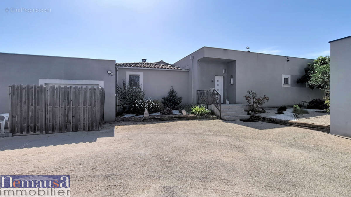 POULX, Villa contemporaine de plain-pied 156 m2, 4 chambres, Studio indépendant de 20m2, Piscine, DPE B - photo 12