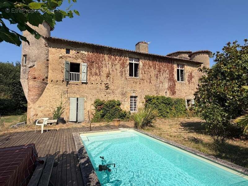 MARCIAC(32): ancienne SEIGNEURIE avec BEAU CHATEAU XIV sur 3,5ha, cachée, au bout du chemin, sans voisin, en campagne, 500m2 hab - photo 2