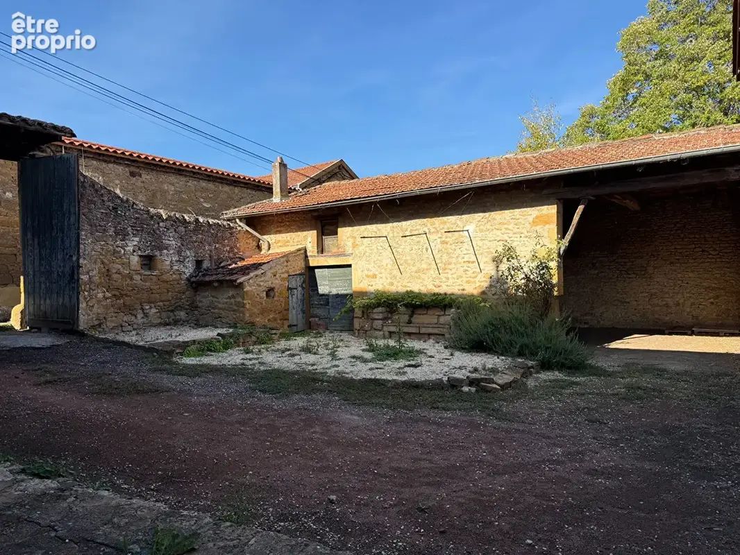 Saint Germain Nuelles - Maison en pierres à rénover avec cour et dépendances - photo 2