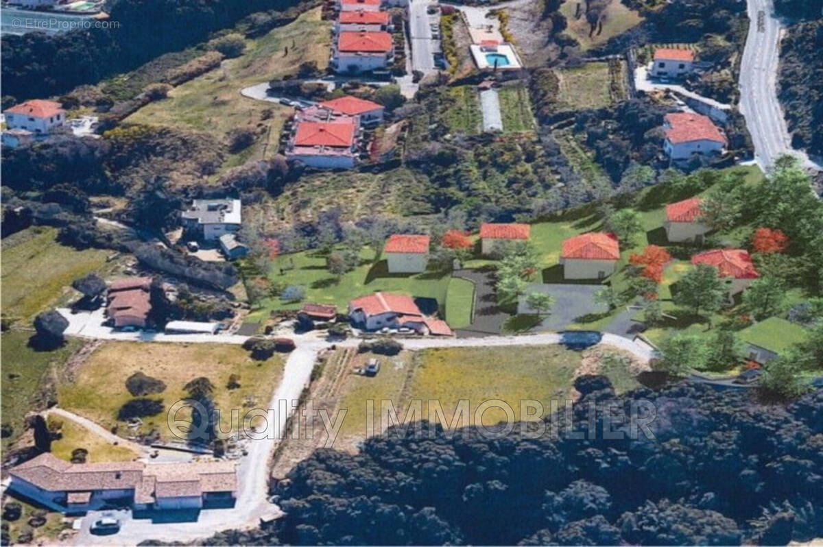 Terrain à SAINT-LAURENT-DU-VAR