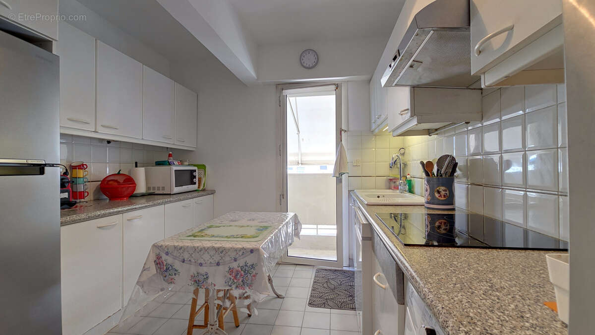 LE CANNET à vendre 4 pièces de 117 m2 avec terrasse et balcon, cave et garage sous-sol - photo 9