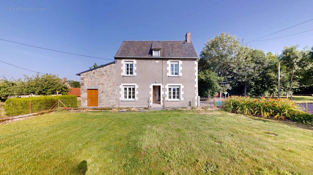 Ensemble immobilier avec habitation, dépendances sur terrain d'environ 9300m2. - photo 2