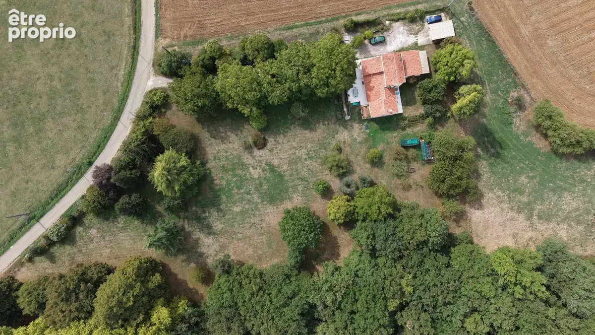 Maison familiale sur 1 hectare de terrain arboré - photo 2