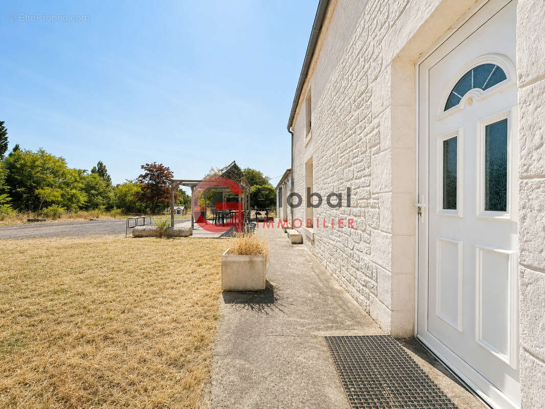Longère rénovée 5 chambres avec terrain et étang - photo 12