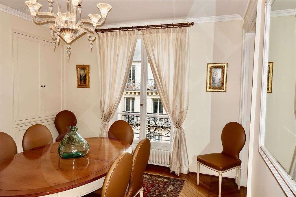 Appartement à PARIS-16E