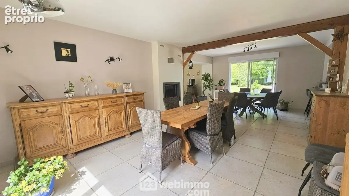 Une salle à manger avec un accès sur une première terrasse.