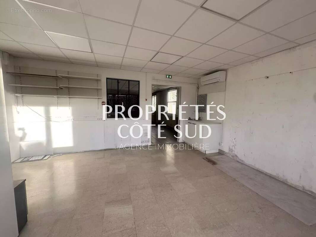 Commerce à LAUDUN-L&#039;ARDOISE