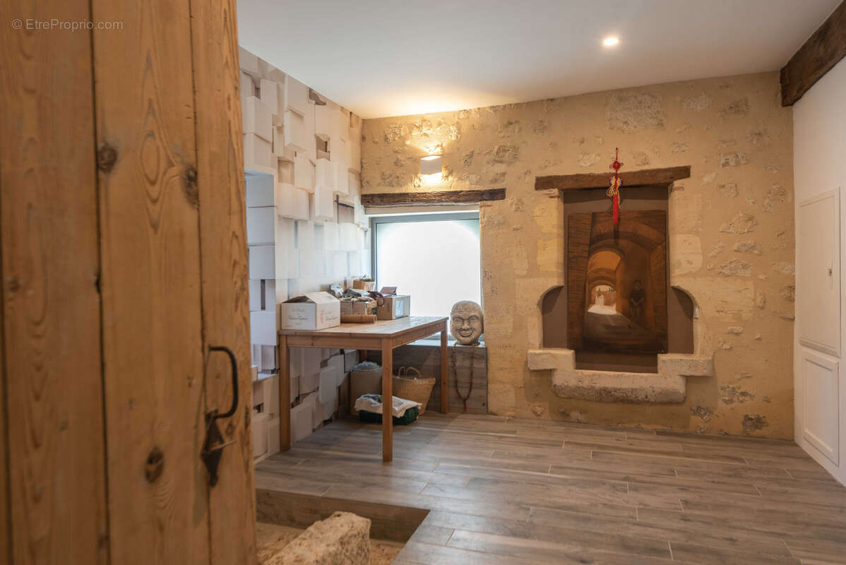 Maison en pierre atypique - 300 m2 - hab. independ. - photo 8
