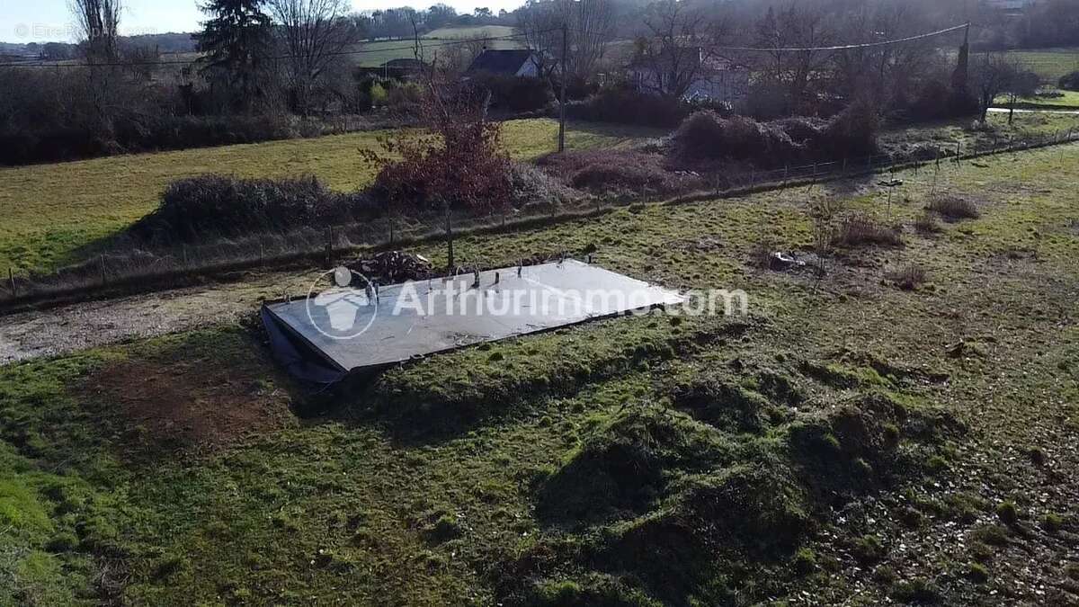 Terrain à NEUVIC