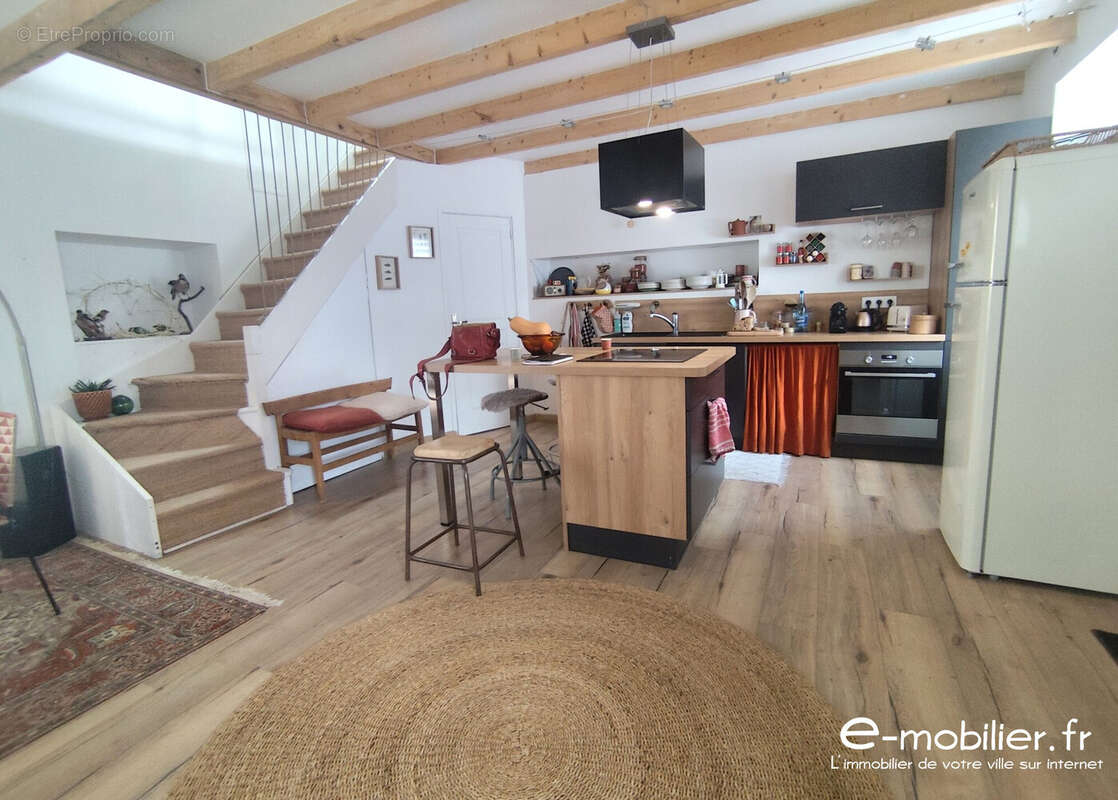 Cuisine ouverte aménagée et équipée - Maison à GROIX