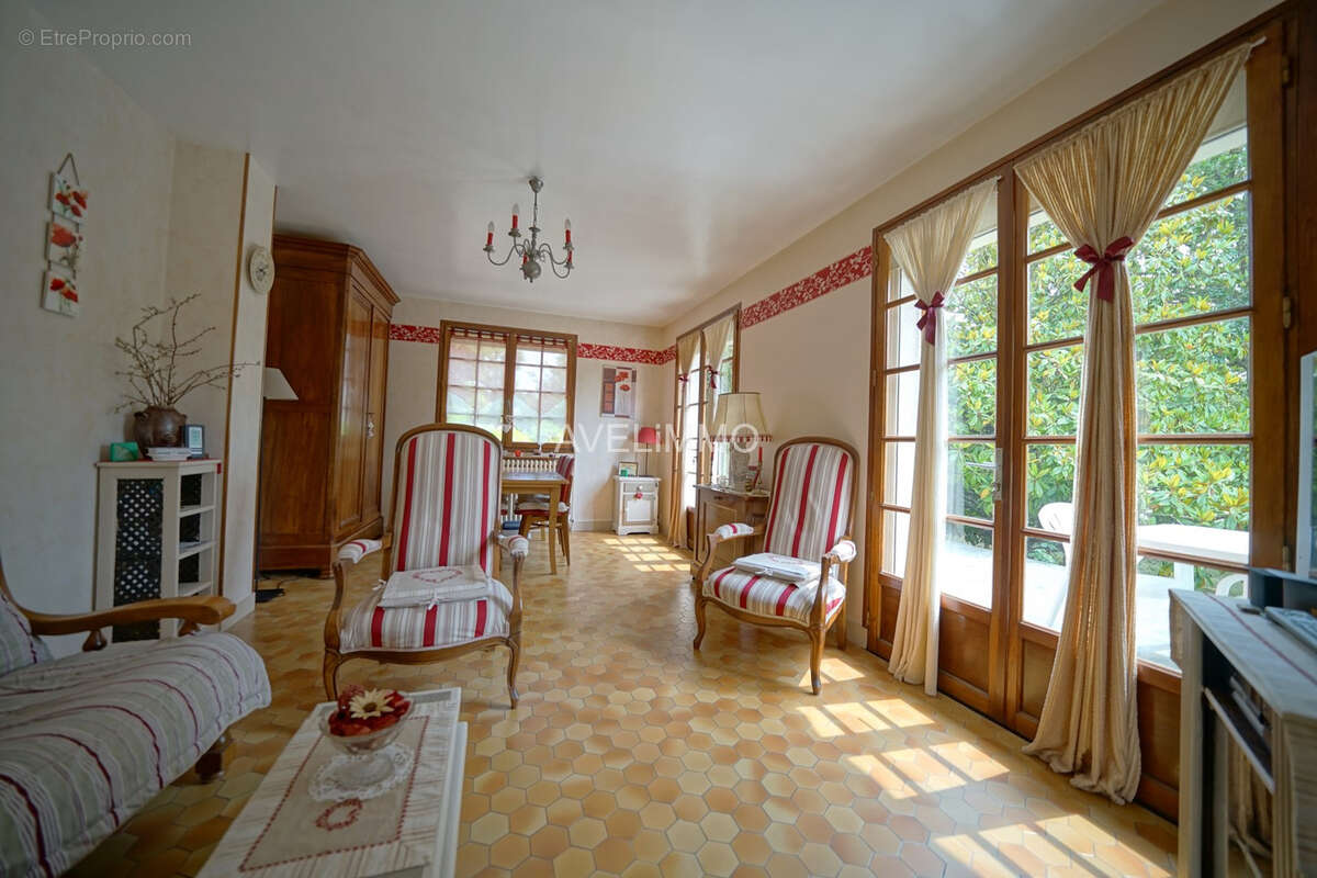 Maison à LA QUEUE-LES-YVELINES