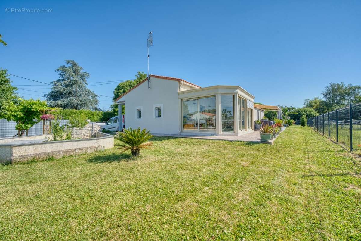 Maison de plain-pied de 135 m² à vendre - 4 chambres - 1 bureau - 7 pièces TONNAY CHARENTE (17) - photo 3