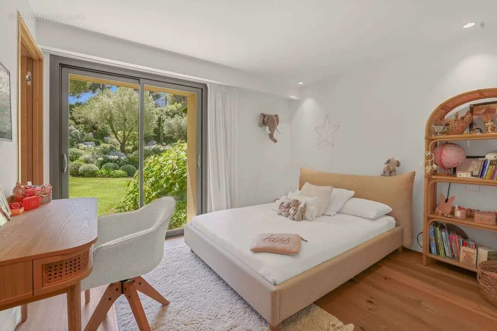 Le Cannet - Quartier résidentiel - Elégante villa de plain-pied avec jardin luxuriant , piscine. Calme absolu - photo 28