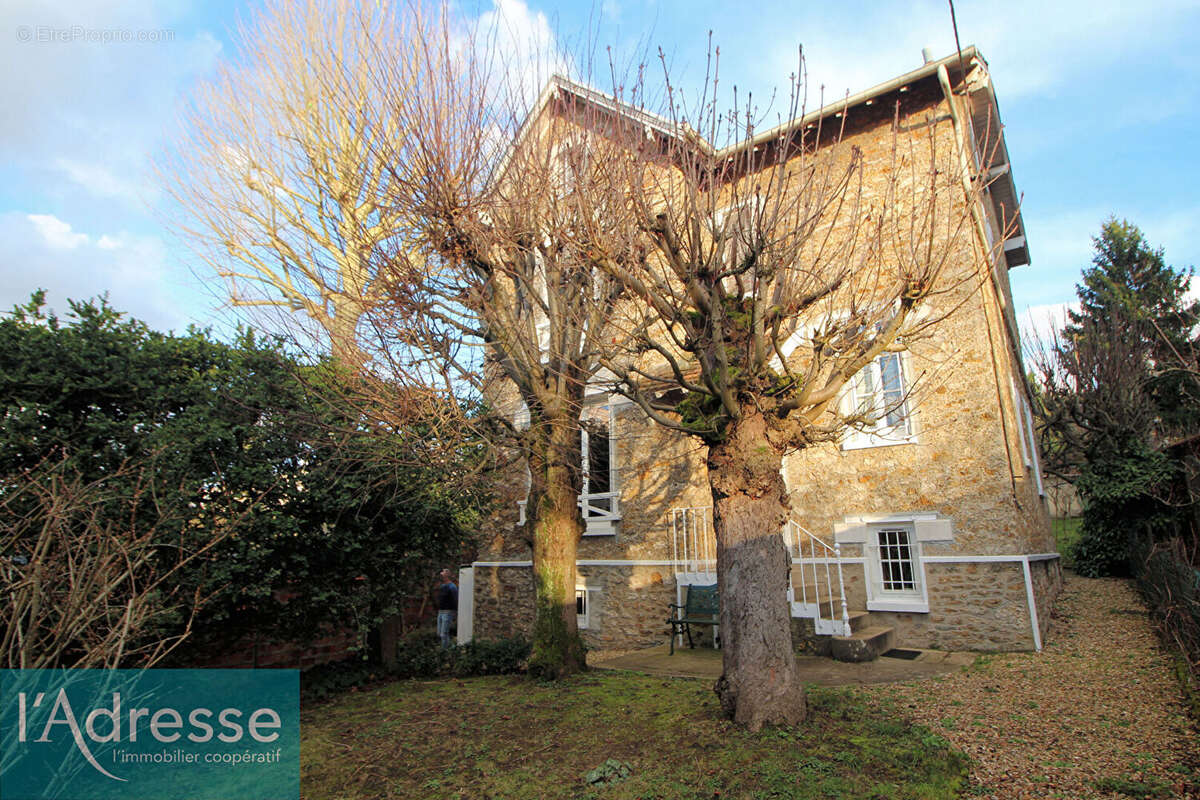 Pour les amoureux des maisons en meulière entièrement individuelles ! - photo 9