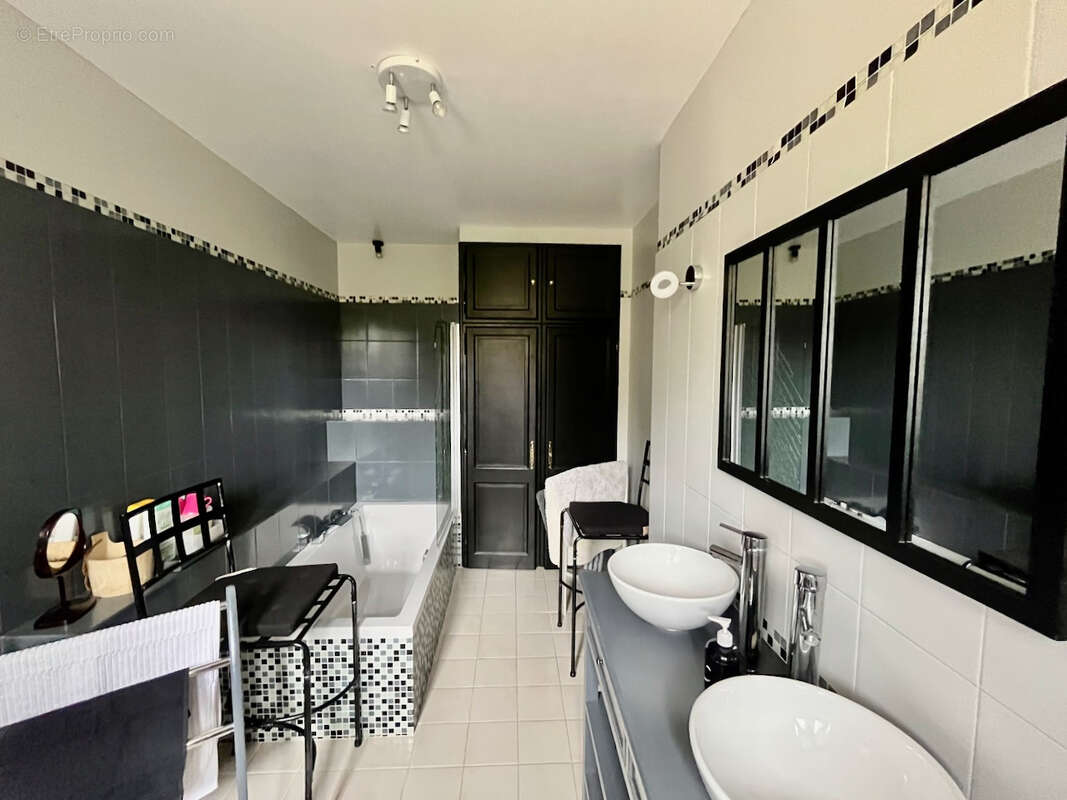 Villeneuve-sur-lot, propriété de caractère avec parc de plus de 5 600 m² et piscine !  rare en centre-ville, cette magnifique pr - photo 10