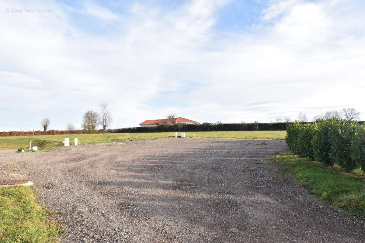 Terrain à SAINT-CHRISTOPHE-EN-BRIONNAIS