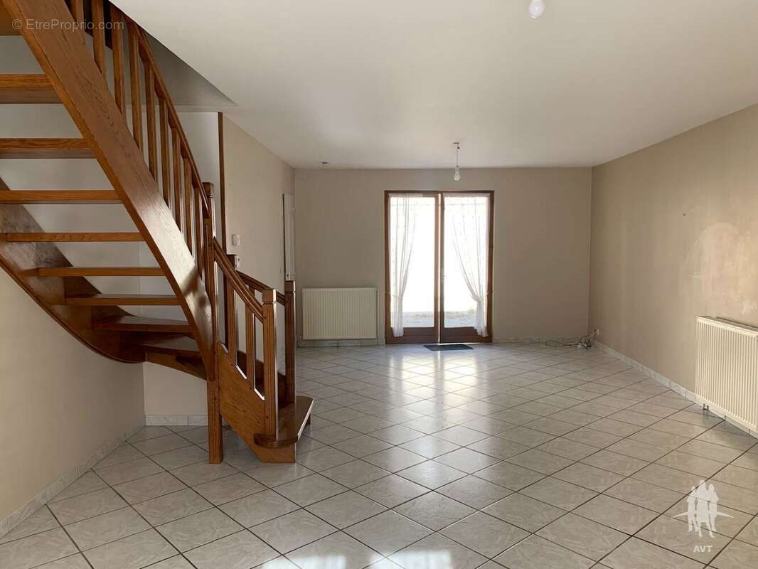 Maison à AZAY-LE-FERRON