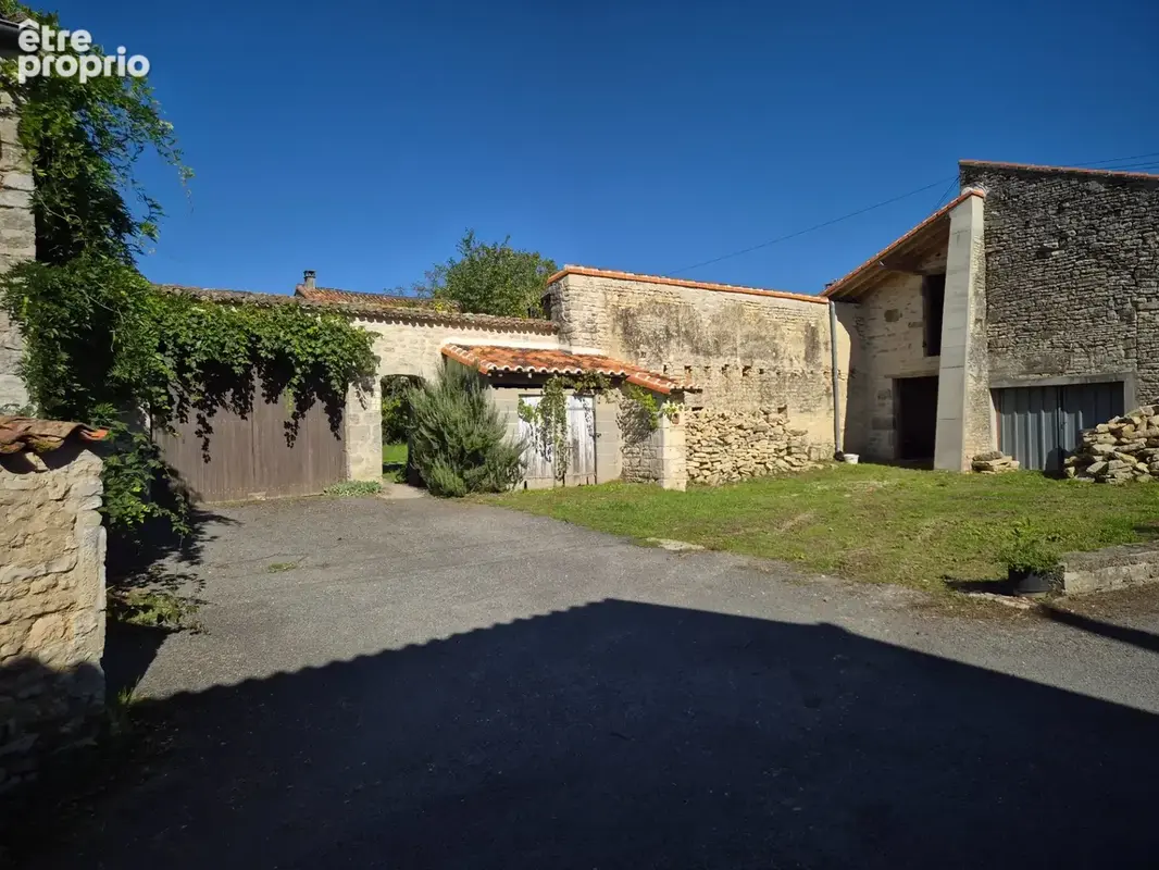 Corps de Ferme de 340 m2, avec plusieurs maisons indépendantes et 200 m2 de dépendances - photo 10