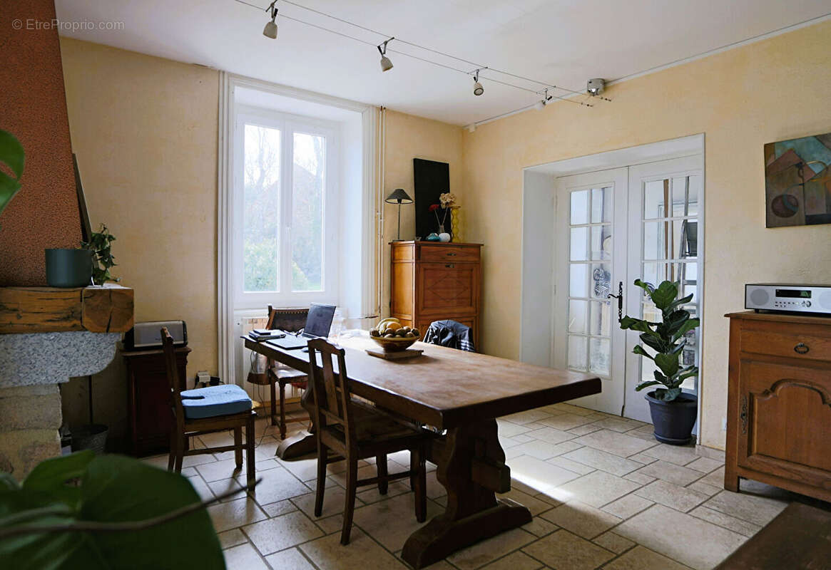 Propriété à Pouzol  composé d'une maison de 205m² et un gite de 92m² - photo 9