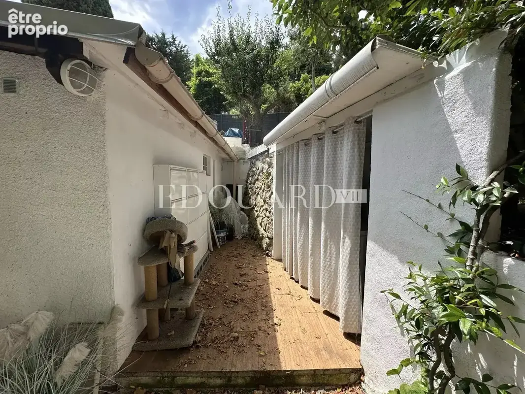 Sur la commune de Castellar, charmante maisonnette avec 6 parkings, exclusivité - photo 7