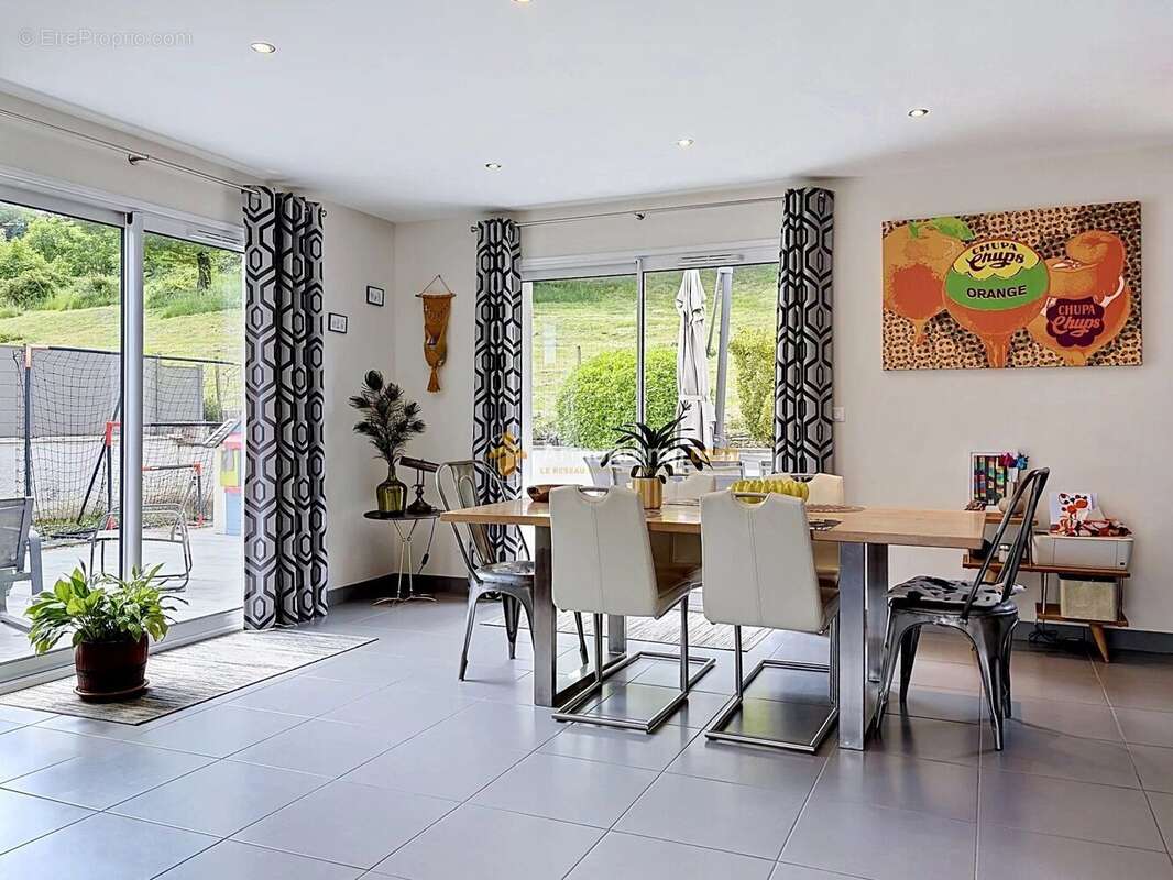 Maison à NIVOLAS-VERMELLE